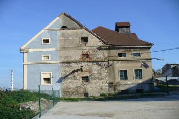 Kolín - zčásti opravená fasáda budov bývalého pivovaru (© Pavel Jarý, 10/2010)