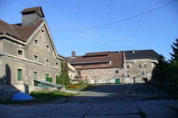 Kolín - zámecké nádvoří je dnes placeným parkovištěm (© Pavel Jarý, 10/2010)