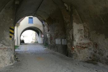 Průhled mockrát diskutovanou branou pod hradním palácem ( © Petr Turyna 09/2006)