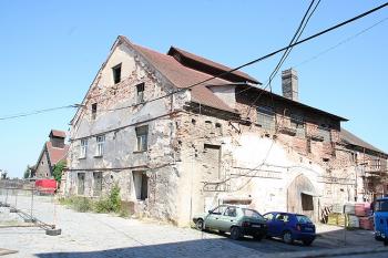 Pivovarská budova západně od paláce (© Ivan Grisa, 08/2008)