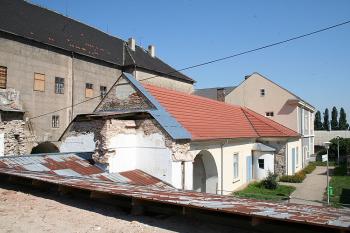 Objekty východně od paláce (dnes stavební úřad) z bývalých ječných půd (© Ivan Grisa, 08/2008)