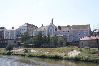 Zámek a pivovar z lodi na hladině Labe ( © Ivan Grisa 08/2009)