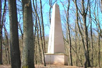 Mohyla, zvaná pyramida v Klecanském háji u Klecan, severně od Prahy. (© Pavel Vítek  11/2024)