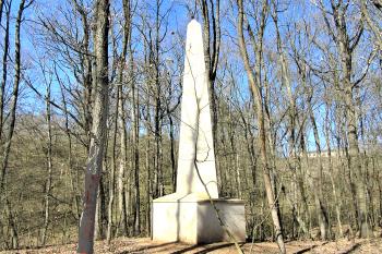 Mohyla, zvaná pyramida v Klecanském háji u Klecan, severně od Prahy. (© Pavel Vítek  11/2024)