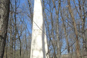 Mohyla, zvaná pyramida v Klecanském háji u Klecan, severně od Prahy. (© Pavel Vítek  11/2024)
