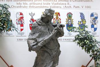 Socha sv. Jana Nepomuckého ve vstupní hale obecního úřadu ve Chvatěrubech. (© Pavel Vítek  04/2025)