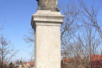 Poodstavec sochy sv. Jana Nepomuckého ve Chvatěrubech (© Pavel Vítek  04/2025)