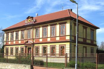 Škola v Úžicích u Kralup nad Vltavou. (© Pavel Vítek  04/2025)