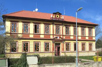 Škola v Úžicích u Kralup nad Vltavou. (© Pavel Vítek  04/2025)