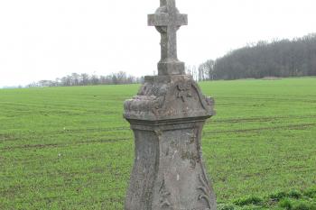 Křížek u Kozince, místní části obce Holubice, severozápadně od Kralup nad Vltavou. (© Pavel Vítek  04/2025)