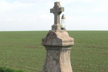 Křížek u Kozince, místní části obce Holubice, severozápadně od Kralup nad Vltavou. (© Pavel Vítek  04/2025)