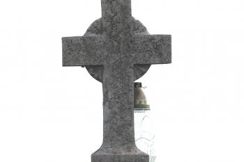 Křížek u Kozince, místní části obce Holubice, severozápadně od Kralup nad Vltavou. (© Pavel Vítek  04/2025)