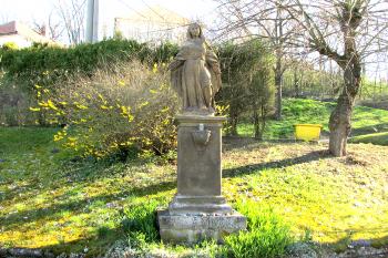 Socha Panny Marie v Chržíně, obci v okrese Kladno. (© Pavel Vítek  04/2025)