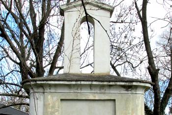 Zvonička na návsi v obci Dušníky nad Vltavou východně od Veltrus. (© Pavel Vítek  04/2025)