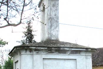 Zvonička na návsi v obci Dušníky nad Vltavou východně od Veltrus. (© Pavel Vítek  04/2025)