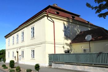 Fara v Líbeznici, obci severně od Prahy. (© Pavel Vítek  04/2025)