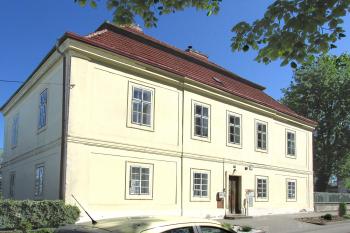 Fara v Líbeznici, obci severně od Prahy. (© Pavel Vítek  04/2025)