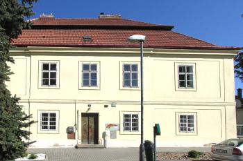 Fara v Líbeznici, obci severně od Prahy. (© Pavel Vítek  04/2025)