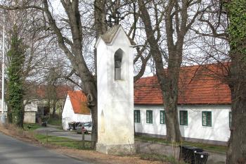 Zvonička ve Zdibech, v místní části Veltěž. (© Pavel Vítek  04/2025)