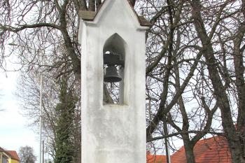 Zvonička ve Zdibech, v místní části Veltěž. (© Pavel Vítek  04/2025)