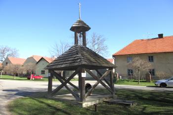 Dřevěná zvonička v Nové Vsi v okrese Mělník. (© Pavel Vítek  04/2025)