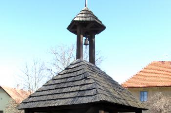 Dřevěná zvonička v Nové Vsi v okrese Mělník. (© Pavel Vítek  04/2025)