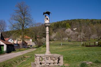 Hradiště-sloup NT (© Marek Chromý 04/2020)