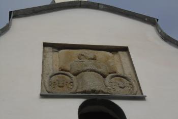 druhotně osazený pískovcový náhrobník Běšinů ze 16. století (© Jaroslav Špiroch  10/2024)