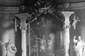 hlavní oltář sv. Bartoloměje doprovázený sochami apoštolů sv. Petra (vlevo) a sv. Pavla (vpravo) (© Träger, Gertrud: Denkmäler im Egerland. Kreis Luditz.Brönner & Daentler, Eichstätt 1993)