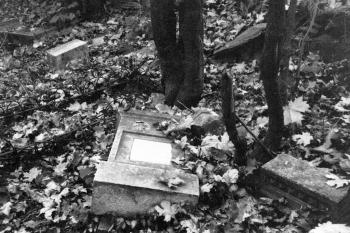 zničené náhrobky na bývalém hřbitově u kostela (© Träger, Gertrud: Denkmäler im Egerland. Kreis Luditz.Brönner & Daentler, Eichstätt 1993)