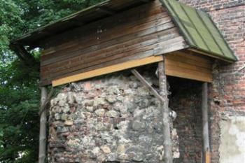 Zbytky hradeb kolem věže ( © Petr Turyna 07/2004)