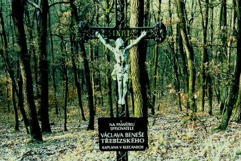 Kříž Václava Beneše Třebízského v parku Klecanský háj na západní starně Klecan. (© Pavel Vítek: 11/2024 )
