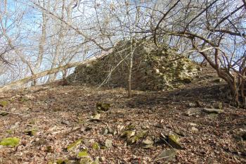 Sev. hradba do níž byl zasazen bránský objekt zajišťující vstup do bočního předhradí (© Dušan Dohňanský  01/2022)