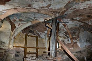 havarijní stav presbytáře před rekonstrukcí kostela (© Pavel Zany Komárek 2. 7. 2009)