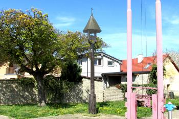 Zvonička v Úžicích, v obci v okrese Mělník. (© Pavel Vítek  04/2025)