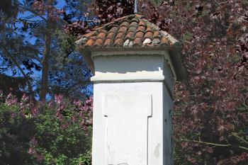 Křížek v obci Bořanovice, která leží severně od Prahy, směrem na Líbezbici. (© Pavel Vítek  04/2025)
