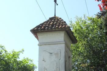 Křížek v obci Bořanovice, která leží severně od Prahy, směrem na Líbezbici. (© Pavel Vítek  04/2025)