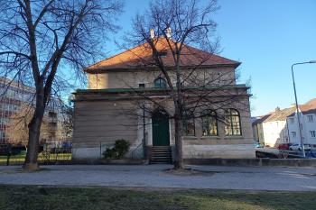 boční strana z jihu se vstupem do bytu v přízemí (© Jaroslav Špiroch  03/2026)