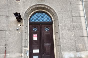 vstupní portál v hlavním východním průčelí (© Jaroslav Špiroch  03/2026)