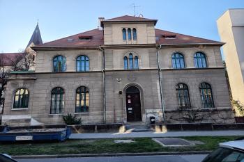 hlavní průčelí fary z východu (© Jaroslav Špiroch  03/2026)