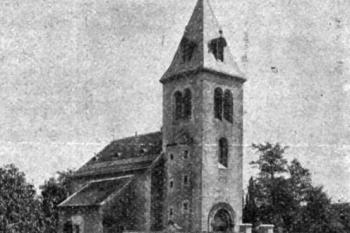 kostel od severozápadu na počátku 20. století (© Antonín Podlaha: Posvátná místa království Českého; Díl 1. Vikariáty: Českobrodský, Černokostelecký, Mnichovický a Prosecký, Dědictví sv. Jana Nepomuckého, Praha 1907)