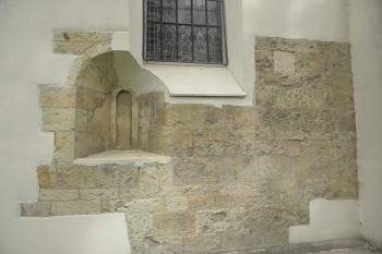 Odkryté zbytky románské architektury (©  doxa, 12/2013)