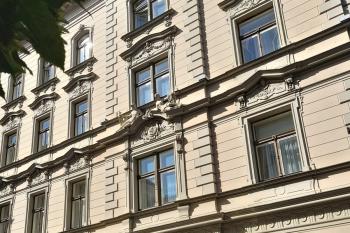 neobarokní budova na místě bývalé usedlosti (© Milan Caha  06/2025)