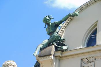 Socha staré žhářky od L. Šalouna (© Milan Caha  06/2025)