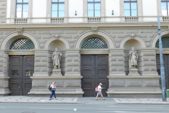 Alegorie Vědy a Práce od Antonína Poppa (1894) (© Milan Caha  06/2025)