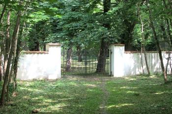 Židovský hřbitov, ležící na katastru města Odolena Voda. (© Pavel Vítek  05/2025)