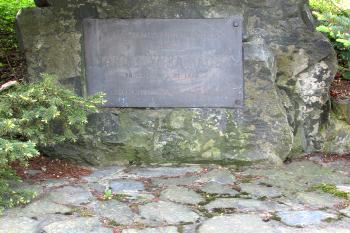  Pamětní deska na Karla Hynka Máchu ve Chvatěrubech. (© Pavel Vítek  05/2025)