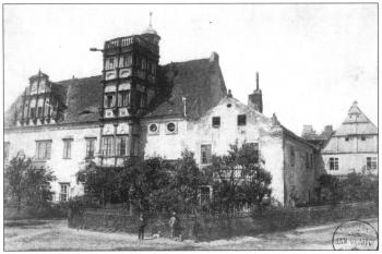Hlavní průčelí mladší tvrze, v pozadí štít starší tvrze, na fotografii F. Vejrycha (09/2020)
