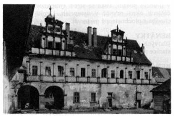 Nádvorní průčelí zámku (© Iva Kučerová 09/2020)