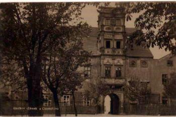 vstupní průčelí na historické pohlednici (© anon.)